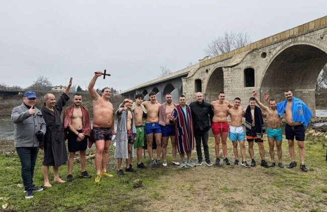 Четиридесет и три годишен русенец извади за трети път кръста от река Янтра край Бяла