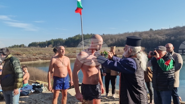 Теодор Пенчев извади богоявленския кръст от водите на язовир „Пчелина 2“ край Разград