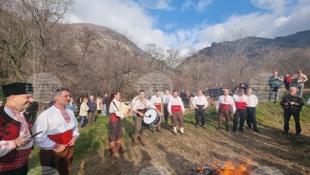 Стара Загора - ритуал водици - хвърляне на кръст в Мъглиж