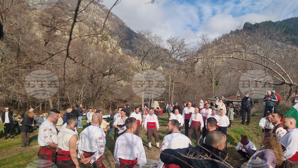 Стара Загора - ритуал водици - хвърляне на кръст в Мъглиж