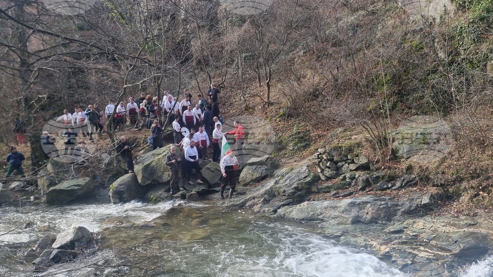 Стара Загора - ритуал водици - хвърляне на кръст в Мъглиж