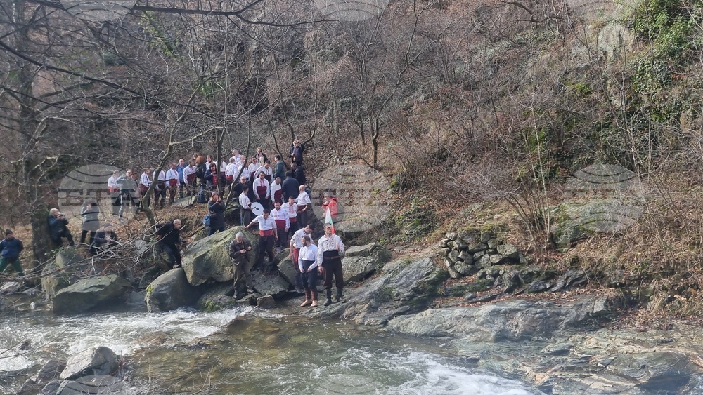 Стара Загора - ритуал водици - хвърляне на кръст в Мъглиж