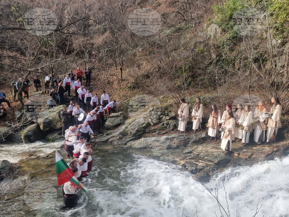 Стара Загора - ритуал водици - хвърляне на кръст в Мъглиж