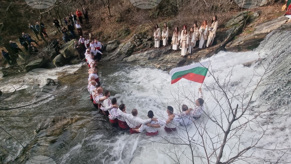 Стара Загора - ритуал водици - хвърляне на кръст в Мъглиж