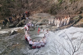 Стара Загора - ритуал водици - хвърляне на кръст в Мъглиж