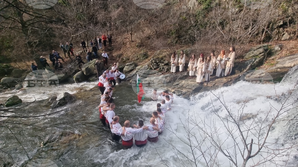 Стара Загора - ритуал водици - хвърляне на кръст в Мъглиж