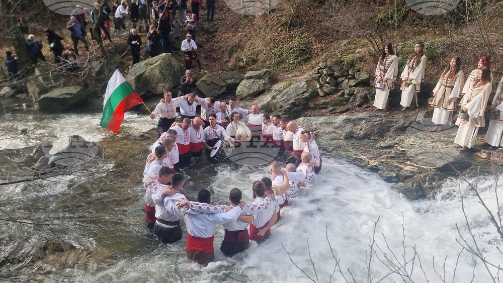 Стара Загора - ритуал водици - хвърляне на кръст в Мъглиж