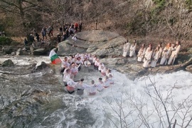 Стара Загора - ритуал водици - хвърляне на кръст в Мъглиж