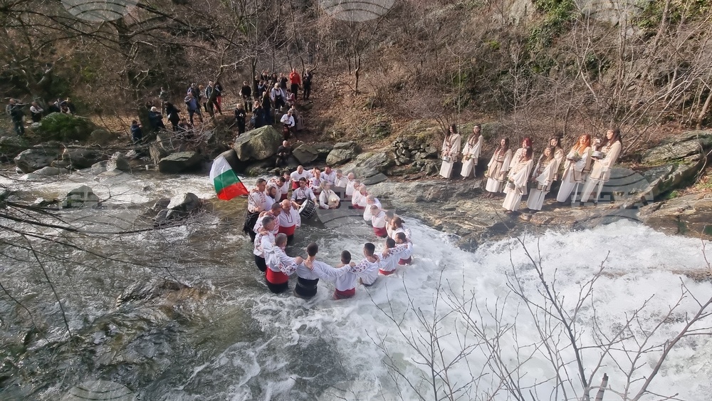 Стара Загора - ритуал водици - хвърляне на кръст в Мъглиж