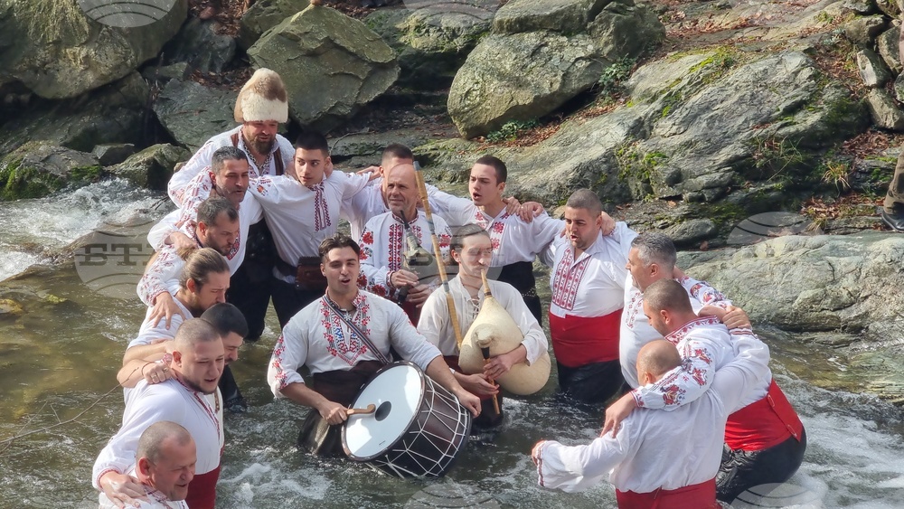 Стара Загора - ритуал водици - хвърляне на кръст в Мъглиж