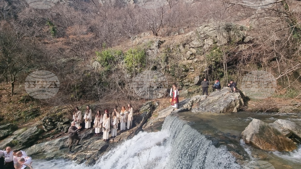 Стара Загора - ритуал водици - хвърляне на кръст в Мъглиж