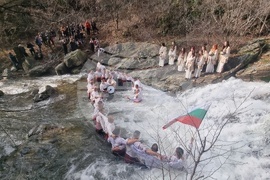 Стара Загора - ритуал водици - хвърляне на кръст в Мъглиж