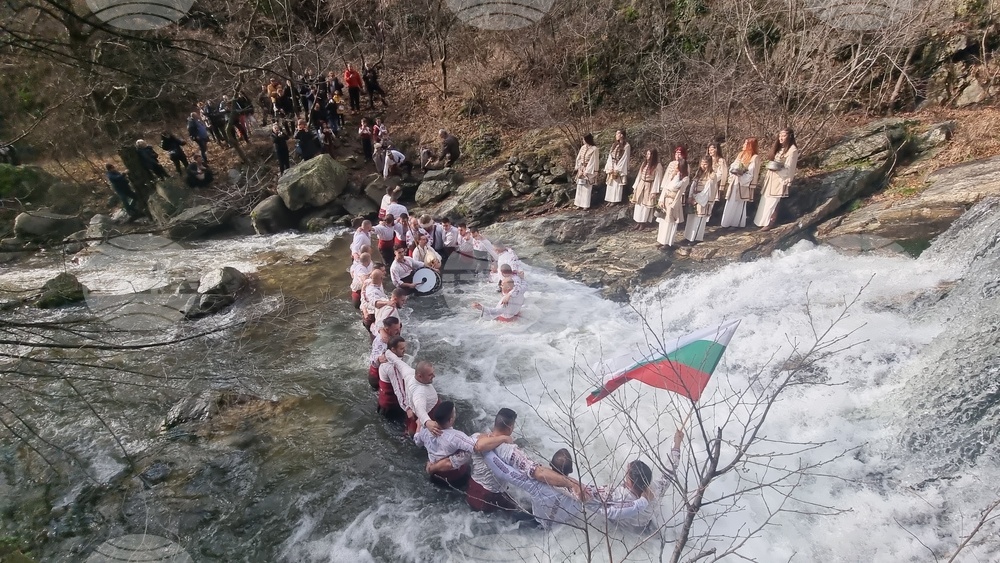 Стара Загора - ритуал водици - хвърляне на кръст в Мъглиж