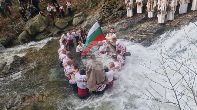 Стара Загора - ритуал водици - хвърляне на кръст в Мъглиж