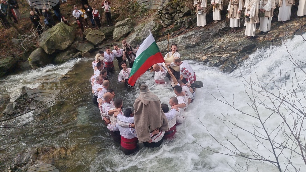 Стара Загора - ритуал водици - хвърляне на кръст в Мъглиж