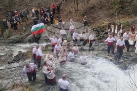 Стара Загора - ритуал водици - хвърляне на кръст в Мъглиж