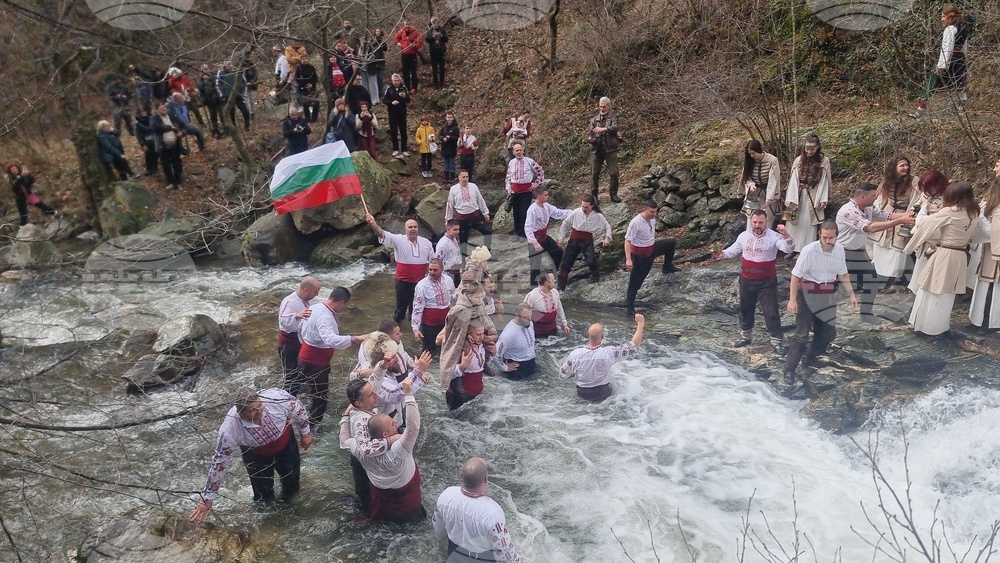 Стара Загора - ритуал водици - хвърляне на кръст в Мъглиж