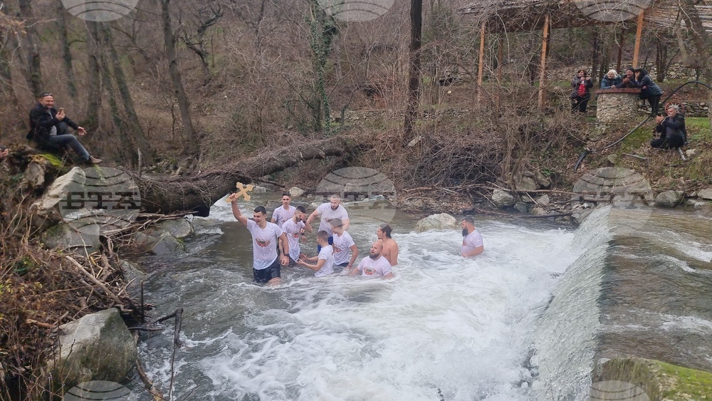 Стара Загора - ритуал водици - хвърляне на кръст в Мъглиж