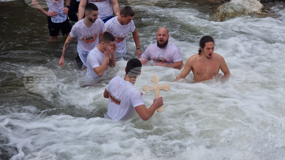Стара Загора - ритуал водици - хвърляне на кръст в Мъглиж