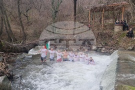 Стара Загора - ритуал водици - хвърляне на кръст в Мъглиж