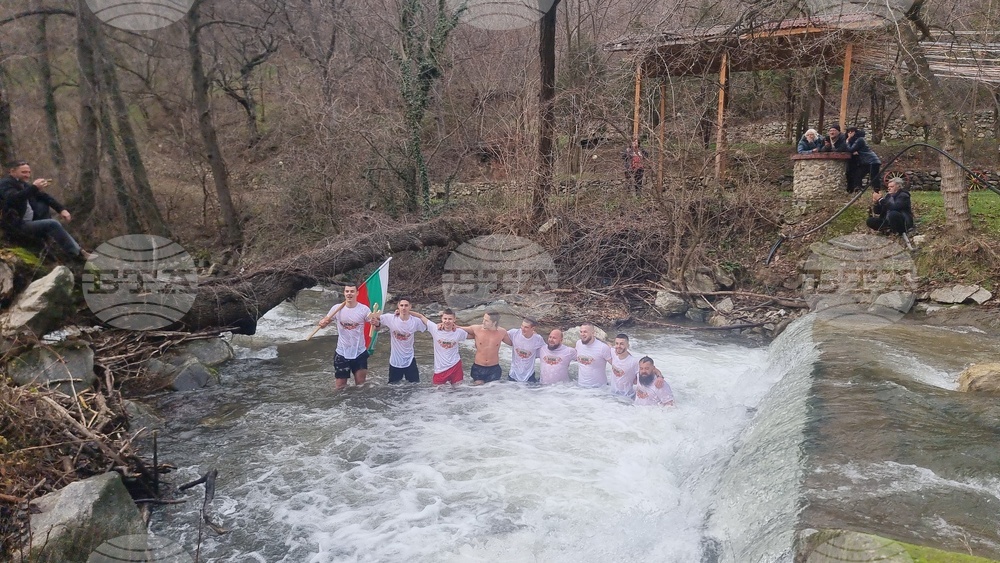 Стара Загора - ритуал водици - хвърляне на кръст в Мъглиж