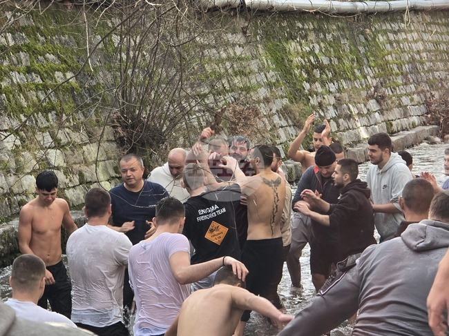 Около петдесет мъже и младежи участваха в тазгодишния ритуал по изваждане на богоявленския кръст в Благоевград