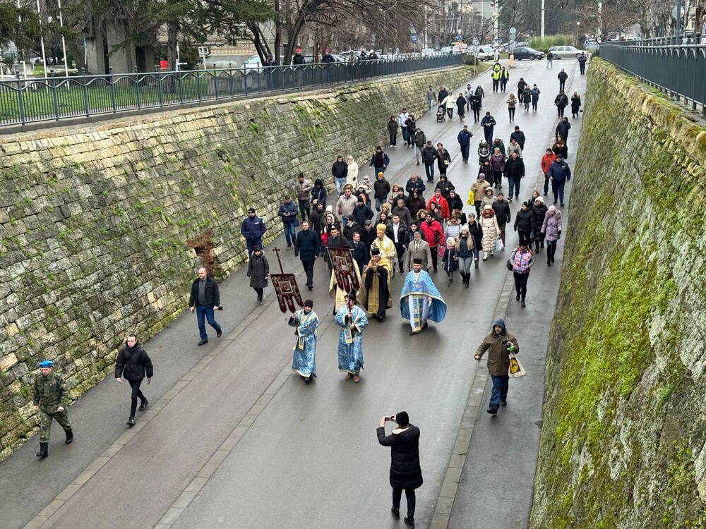  Община Русе: Теодор Цветков извади богоявленския кръст от водите на Дунава