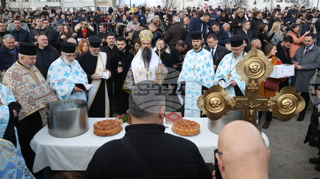 Осемнадесетгодишният Васил Борисов извади богоявленския кръст от водите на езерото в столичния квартал "Дружба"