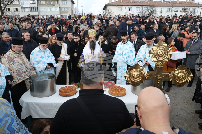 Осемнадесетгодишният Васил Борисов извади богоявленския кръст от водите на езерото в столичния квартал "Дружба"