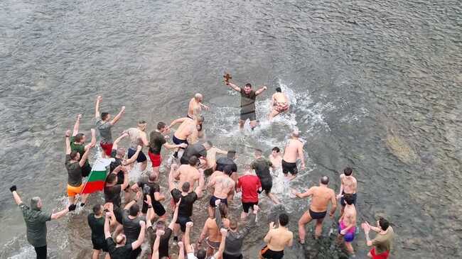 Курсант от НВУ “Васил Левски“ извади богоявленския кръст във Велико Търново