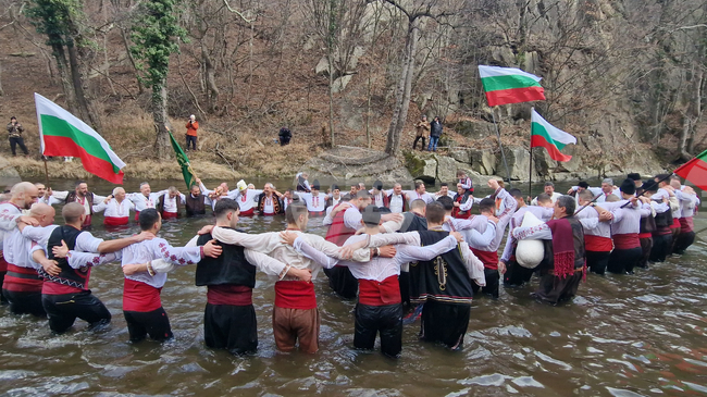 С мъжко хоро във водите на река Видима и изпълнение на живо на Валя Балканска отбелязаха Богоявление в Априлци