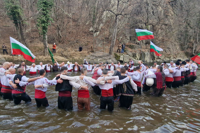 С мъжко хоро във водите на река Видима и изпълнение на живо на Валя Балканска отбелязаха Богоявление в Априлци