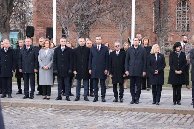 Председателят на Народното събрание Рая Назарян и народни представители присъстваха на традиционния богоявленски водосвет на бойните знамена, флаговете и знамената-светини на Българската армия