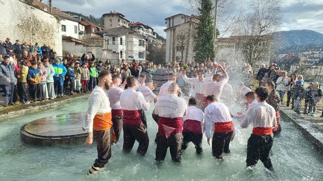 Ученик „спаси“ кръста на Богоявленския водосвет при храм „Св. Неделя“ в Смолян