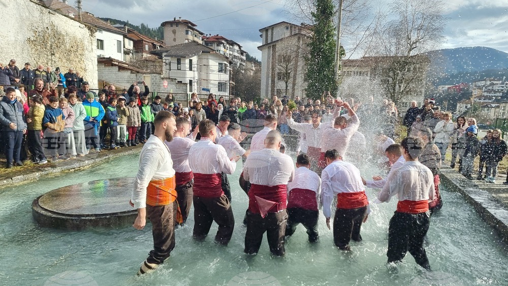 Ученик „спаси“ кръста на богоявленския водосвет при храм „Св. Неделя“ в Смолян