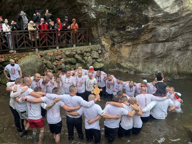 Община Костенец: Над 40 смелчаци спасиха Светия кръст в село Костенец на Богоявление