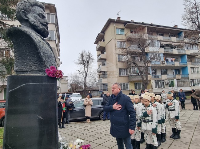 Плевенчани почетоха годишнината от рождението на Христо Ботев 