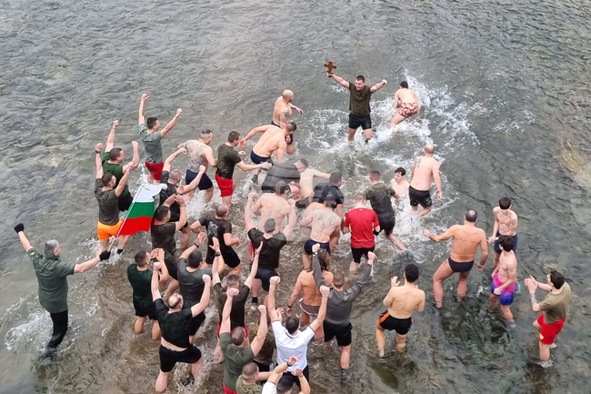 Курсант от НВУ “Васил Левски“ извади богоявленския кръст във Велико Търново