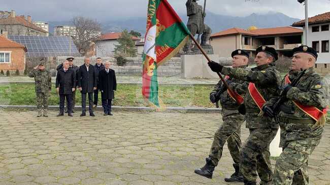 В Сливен бе извършен традиционният водосвет и осветяване на бойното знаме и представителните знамена на Военно формирование 22 220
