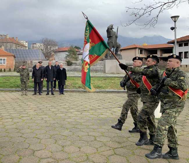 В Сливен бе извършен традиционният водосвет и осветяване на бойното знаме и представителните знамена на Военно формирование 22 220