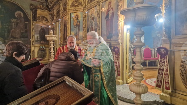 Богоявление е ден за духовно укрепване и вникване в християнските ценности, каза архиерейският наместник на Разградската околия отец Георги