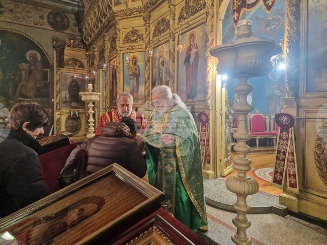 Богоявление е ден за духовно укрепване и вникване в християнските ценности, каза архиерейският наместник на Разградската околия отец Георги