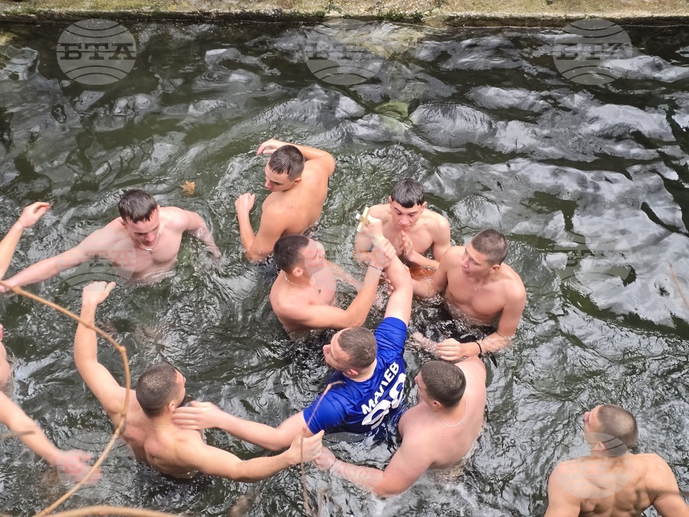 Петрич - ритуал по хвърляне на Богоявленския кръст