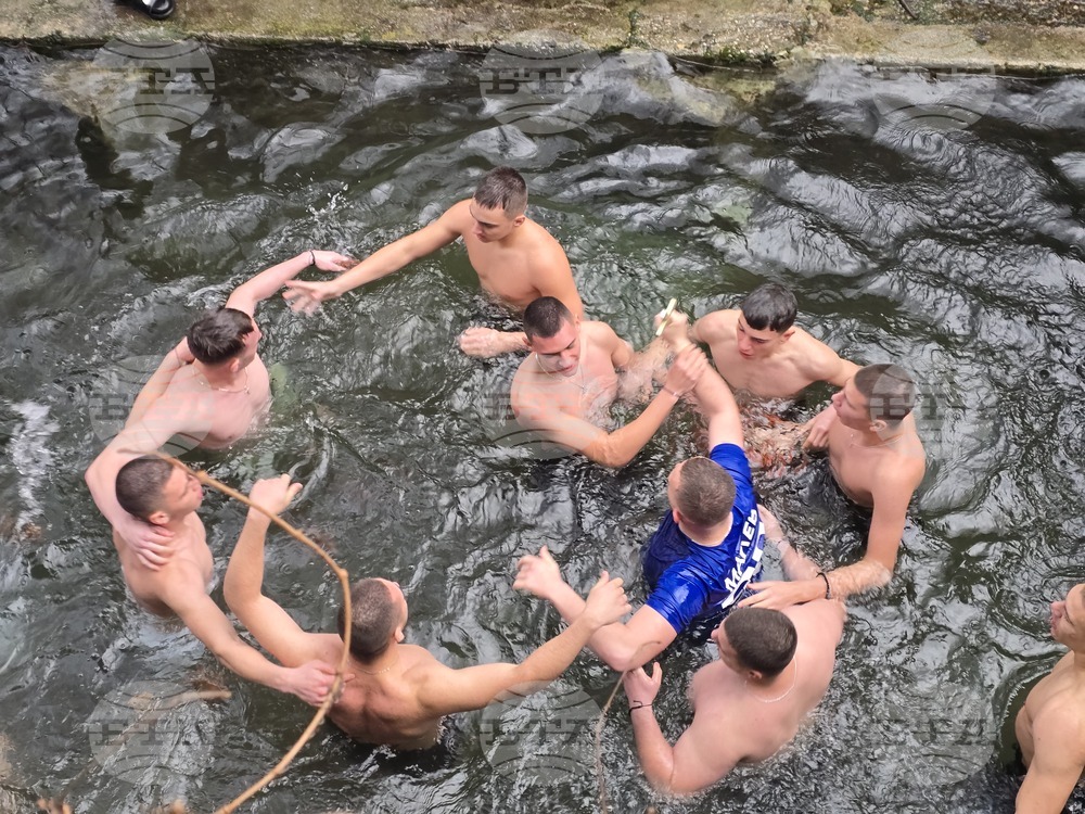 Петрич - ритуал по хвърляне на Богоявленския кръст