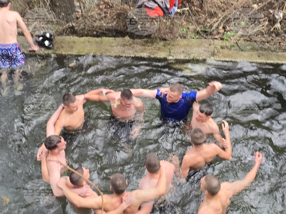 Петрич - ритуал по хвърляне на Богоявленския кръст