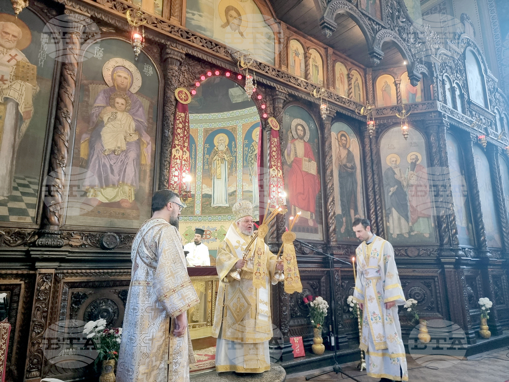 С утреня и света Златоустова литургия започна празничният Йордановден в Старозагорско, където бе спазена и богоявленската традиция