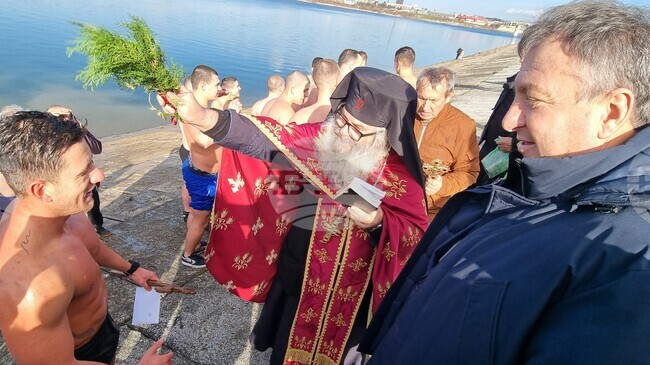 Шуменецът Георги Василев, който през лятото работи като воден спасител, извади богоявленския кръст от водите на градското езеро