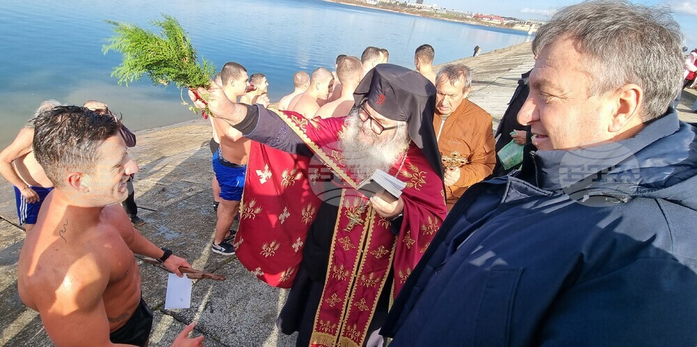 Шуменецът Георги Василев, който през лятото работи като воден спасител, извади богоявленския кръст от водите на градското езеро