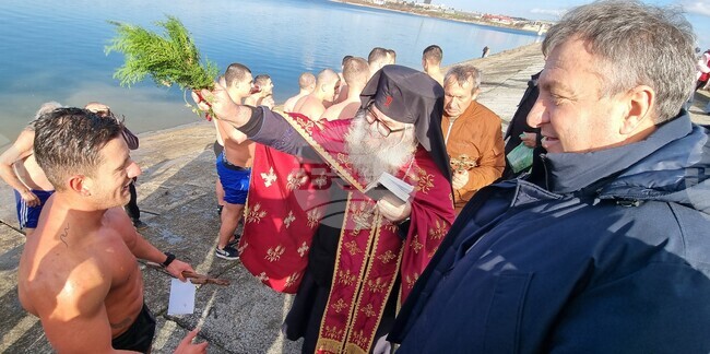 Шуменецът Георги Василев, който през лятото работи като воден спасител, извади богоявленския кръст от водите на градското езеро