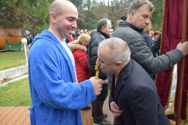 Община Сандански: Лазар Джаков извади светия кръст в Сандански